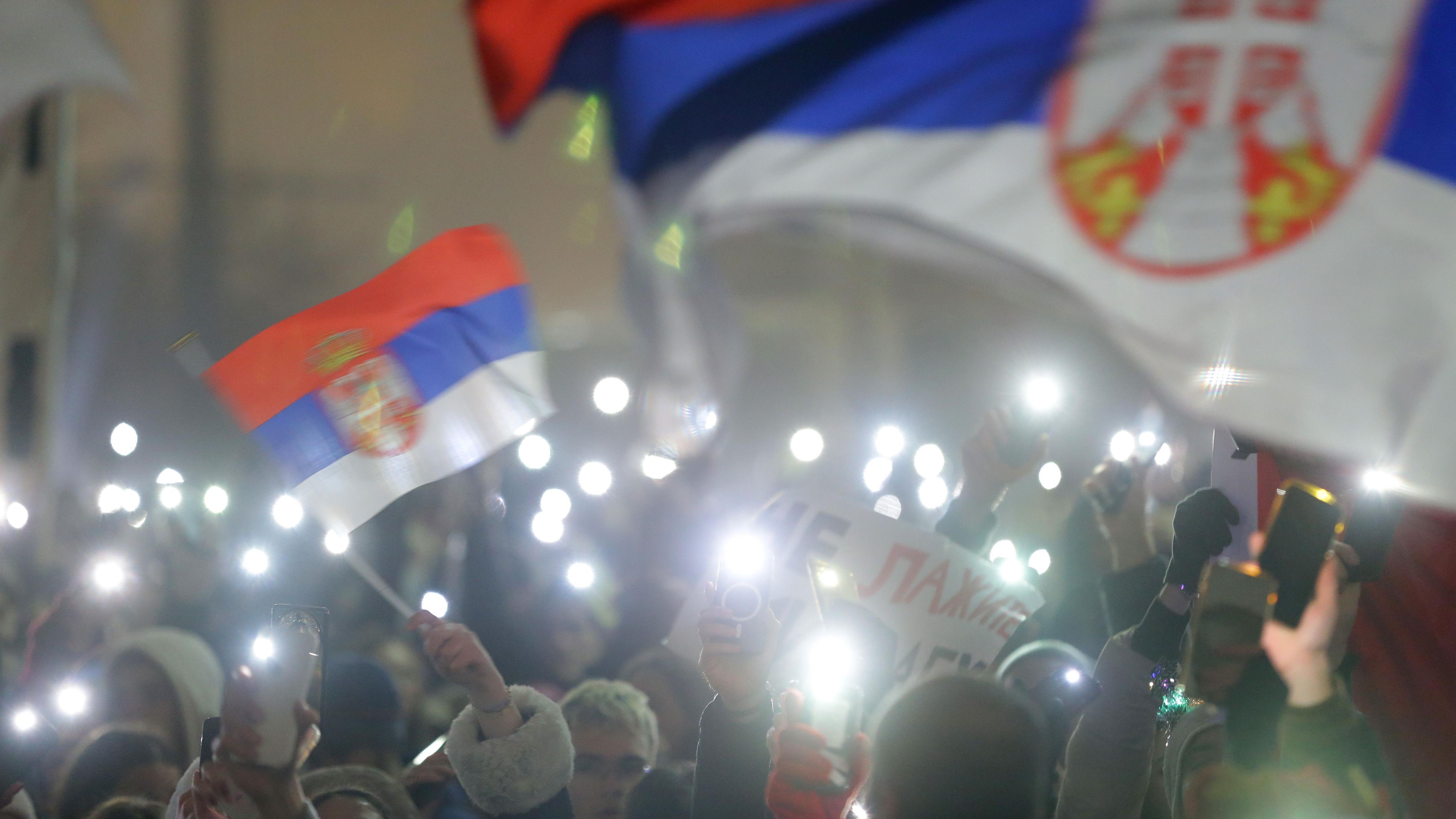 Ulazak planete u 2025: U Srbiji protesti, širom sveta vatromet, u Brazilu kupanje 4 Zastave na okupljanju u Beogradu