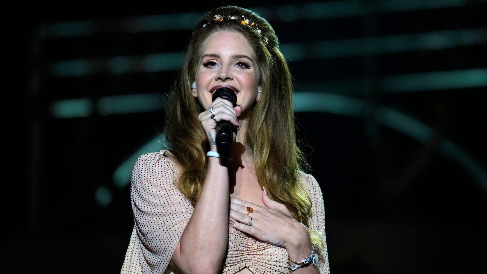 Šta su BBC novinari slušali u 2024. godini 4 Lana Del Rej na bini sa mikrofonom