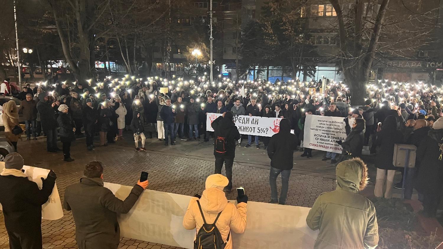 Studentkinja povređena tokom blokade u Beogradu puštena iz bolnice 7 Demonstranti sa protestnim plakatima u rukama