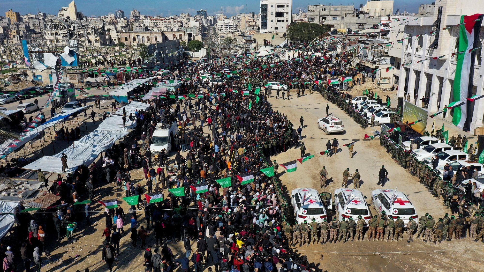 Hamas i Izrael oslobodili novu turu talaca i zarobljenika 1 Predaja talaca na gradskom trgu u Gazi