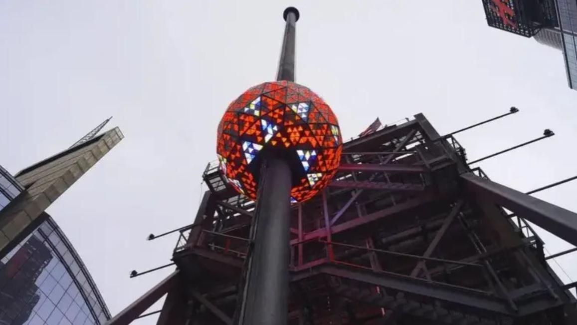 Ulazak planete u 2025: U Srbiji protesti, širom sveta vatromet, u Brazilu kupanje 22 Kristalna kugla u Njujorku