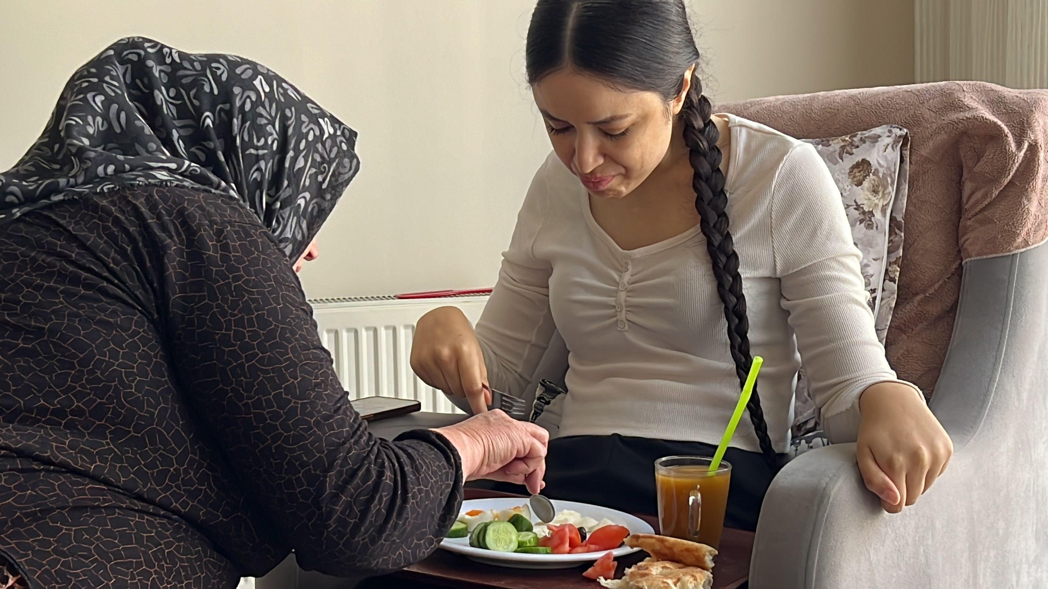 'Povratak iz mrtvih': Oporavak pevačice kojoj je ljubomorni bivši pucao u glavu 2 Mutlu kaže da je maštala o tome da može da jede sama