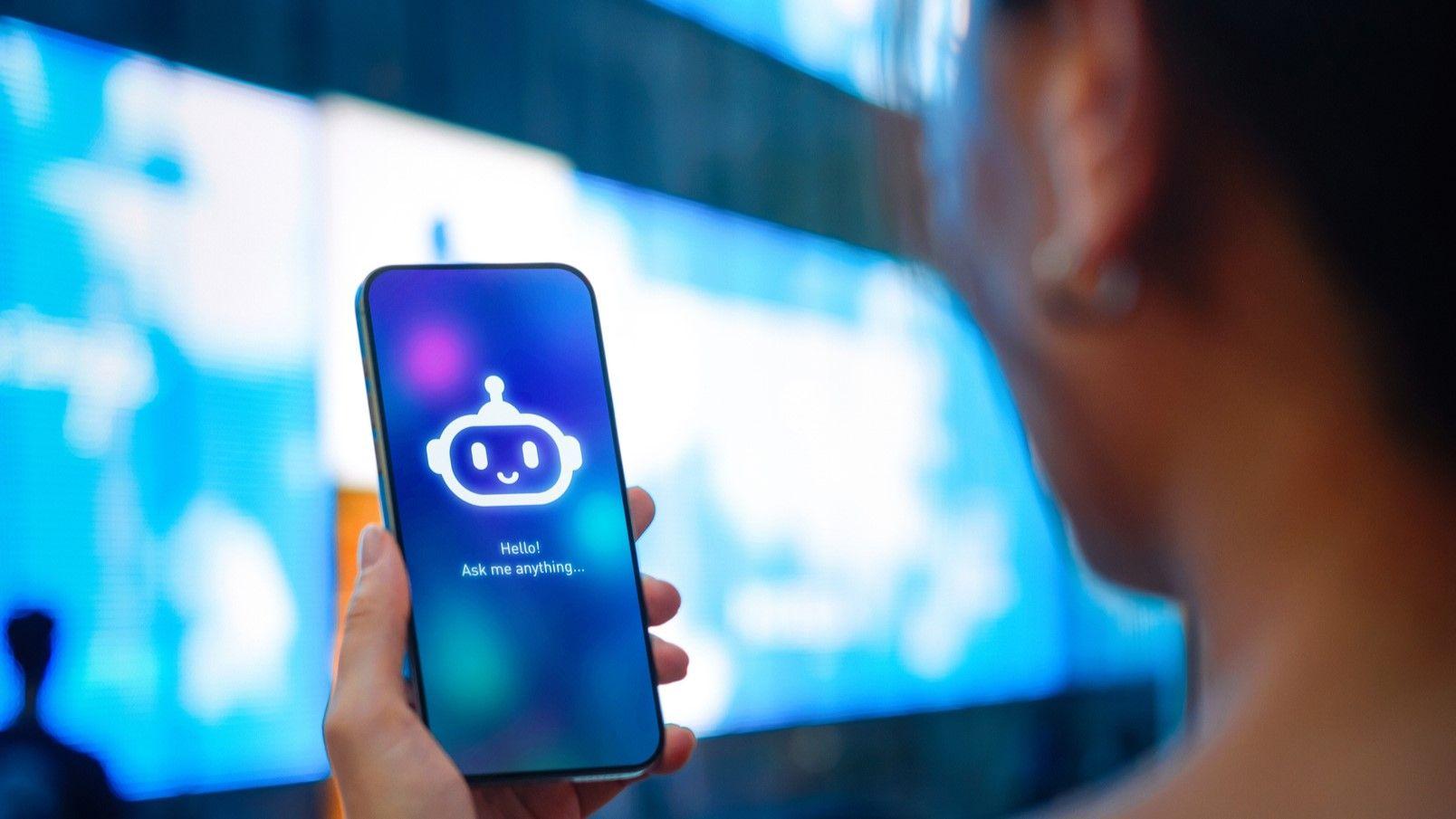 Tehnološki trendovi u 2025.: Kriptovalute i personalizovana veštačka inteligencija 2 Žema gleda u mobilni telefon