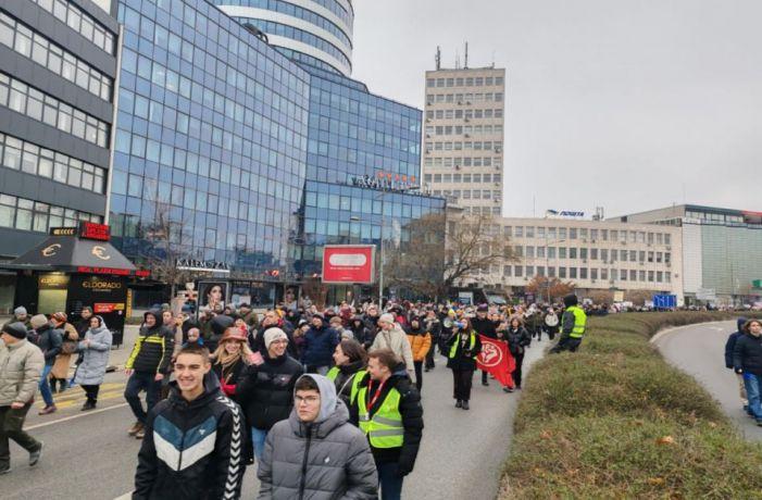'Školski čas u zadnji čas': Protesti srednjoškolaca i studenata širom Srbije 3 NS
