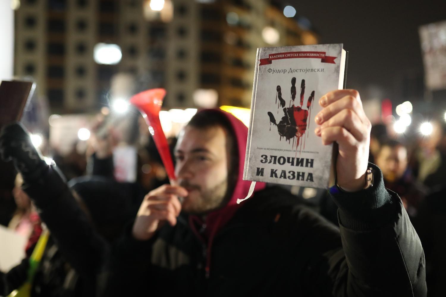 Stanje povređene studentkinje u Beogradu stabilno, podrška od Novaka Đokovića 8 Momak sa kapuljačom na glavi duva u vuvuzelu i drži knjigu Zločin i kazna