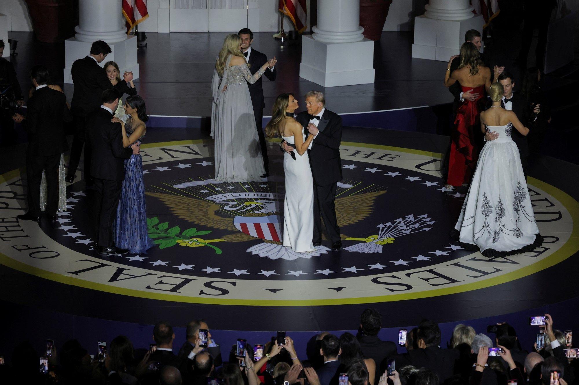 Pobednički ples Melanije i Donalda Trampa - u fotografijama 8 bal, tramp i melanija