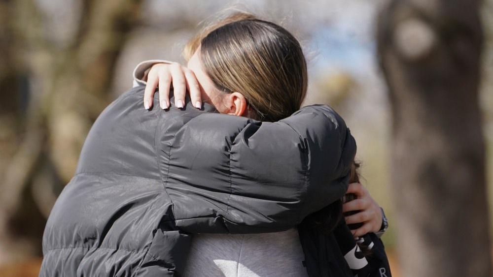 Koliko su zagrljaji lekoviti 3 Dvoje ljudi u zagrljaju