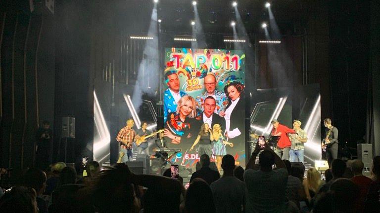 Šta su BBC novinari slušali u 2024. godini 2 Grupa Tap 011 na bini, u pozadini njihov poster