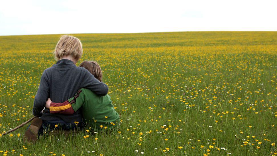 Koliko su zagrljaji lekoviti 4 Dva zagrljena deteta na travi