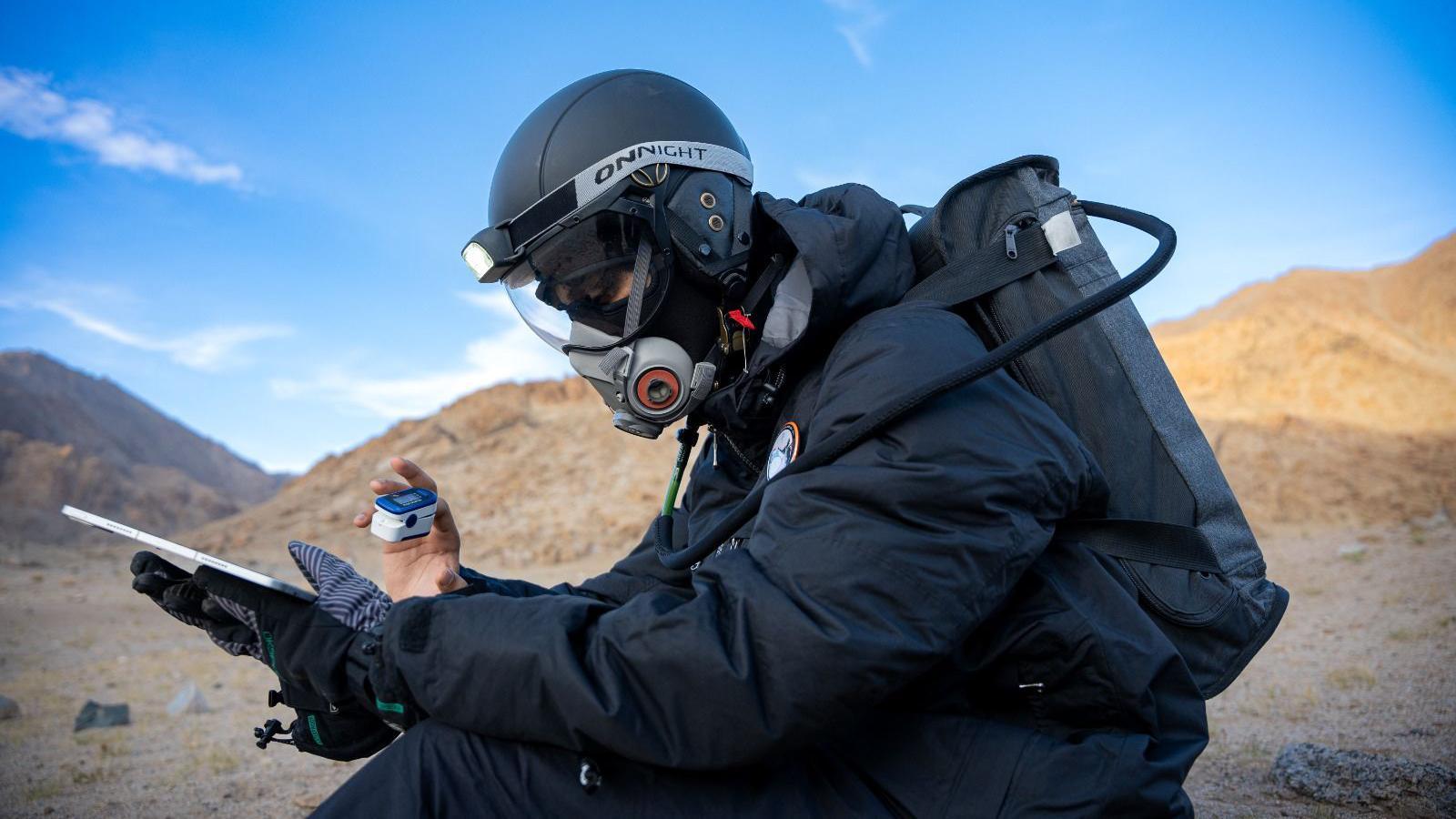 Da li bi ovako mogao da izgleda naš dom na Mesecu ili Marsu 3 Analogni astronaut u punoj opremi, sa kacigom i bocom za kisik, u oblasti Ladak