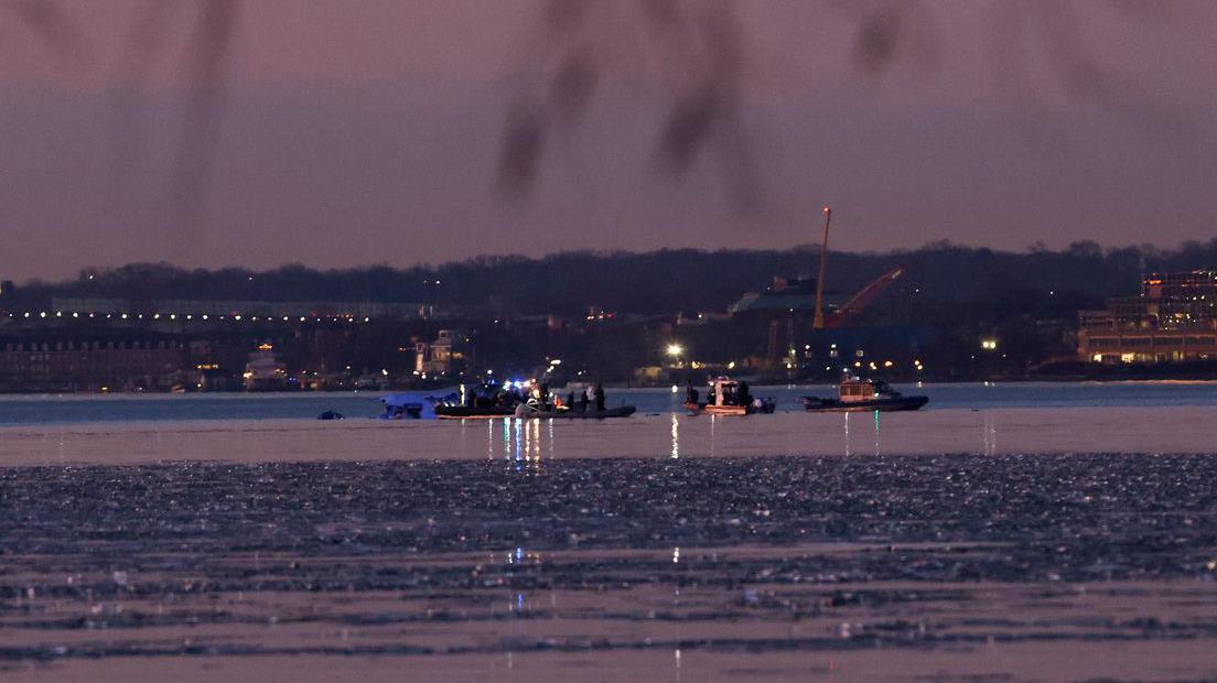 Nema preživelih u sudaru putničkog aviona i vojnog helikoptera u Vašingtonu 8 Spasilački brodovi u reci Potomak