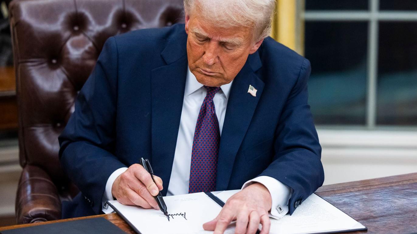 BBC analiza: Obećanjem o „zlatnom dobu" započinje druga Trampova era 3 Tramp je odmah potpisao desetine izvršnih odredbi