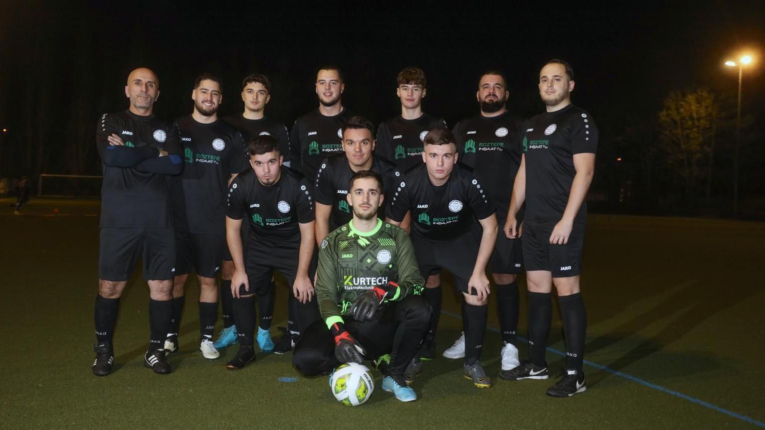 „Fudbalski klub Kurtanovići": Kako je balkanska familija postala hit nemačkog fudbala 3 Tim Florshajma sačinjen od 11 Kurtanovića, među kojima su Haris (u zelenom, sa loptom) i Semir (prvi sa desne strane)