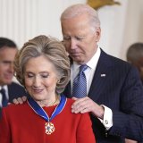 Hilari Klinton, Džordž Soroš...: Bajden uručio 19 predsedničkih medalja slobode 12