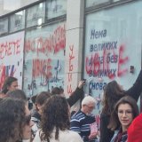 Bejzbol palicama na studente u Novom Sadu, devojka teže povređena, u toku protest 10