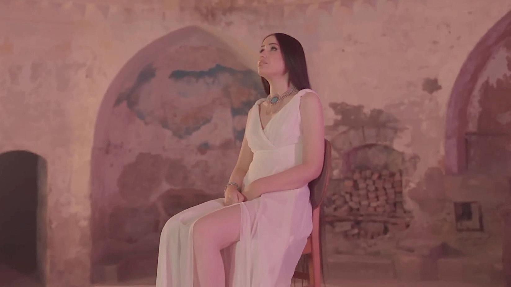 'Povratak iz mrtvih': Oporavak pevačice kojoj je ljubomorni bivši pucao u glavu 6 Scena iz spota