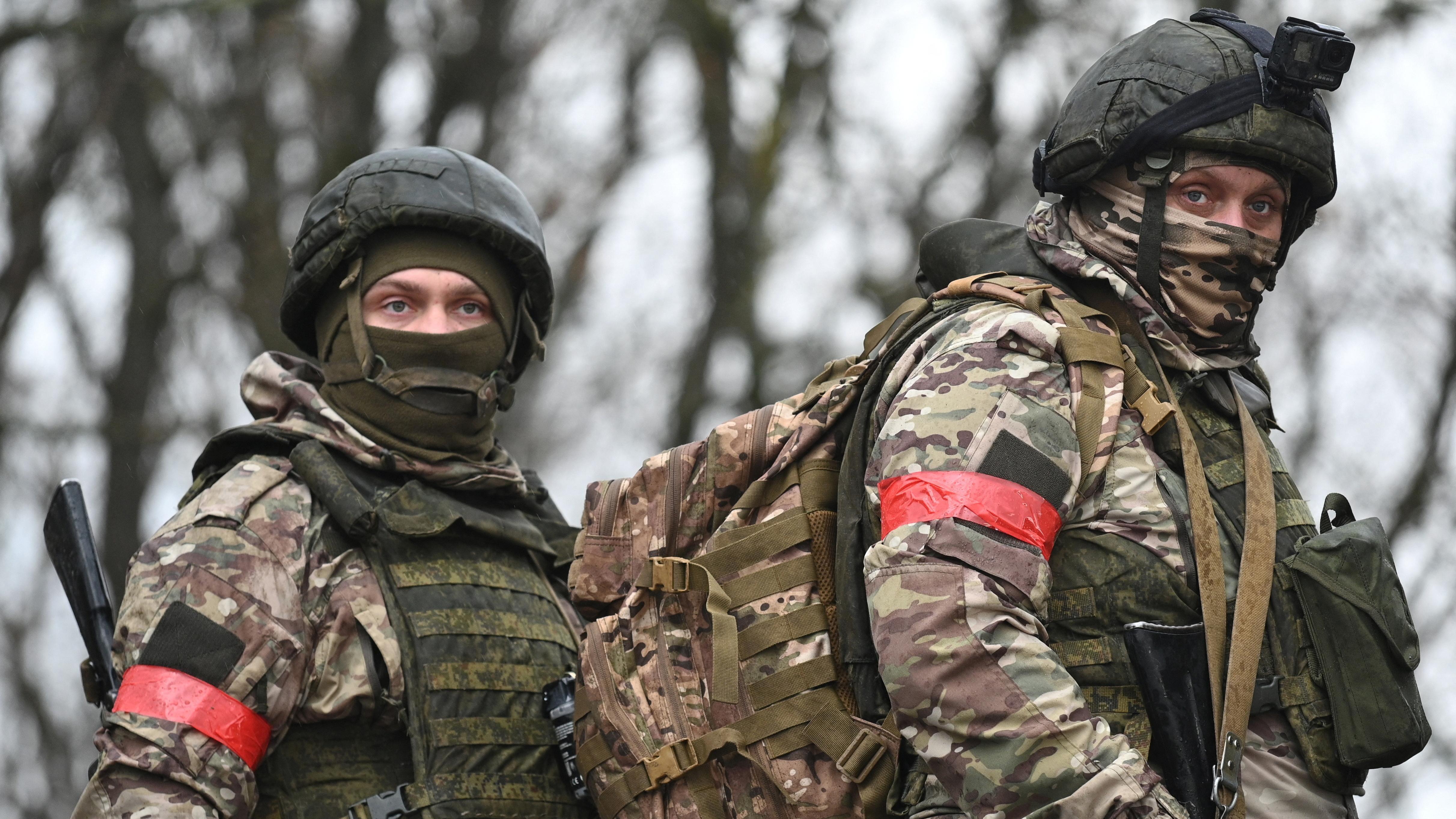 Kako bi rat u Ukrajini mogao da se okonča u 2025. 4 Dvoje vojnika pod punom opremom