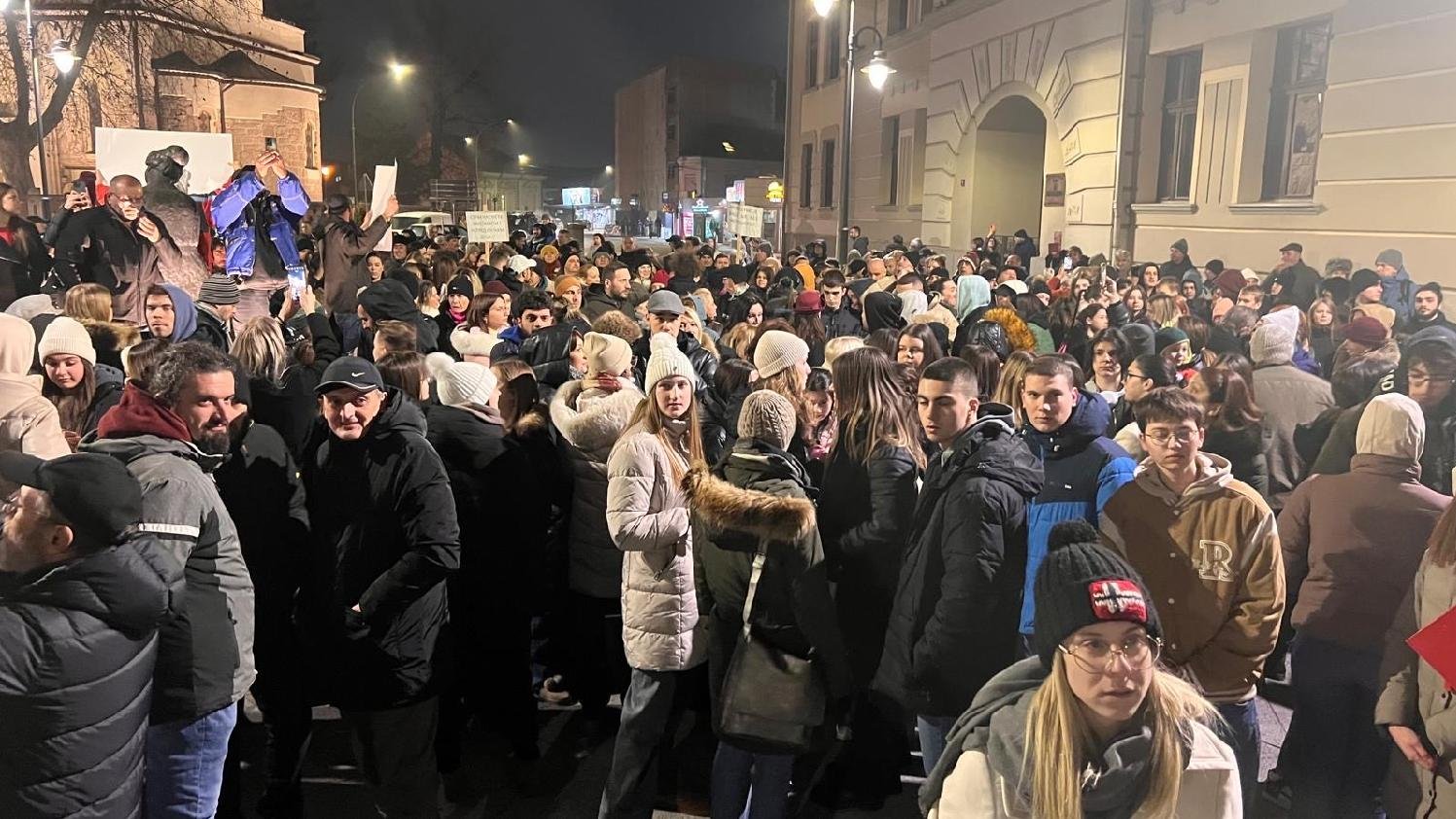 (FOTO) Protest ispred RTS-a 'Naše pravo da znamo sve' u slikama 13 "Nećete nas gaziti, nećete nas mlatiti": Održan skup podrške čačanskom profesoru koji je dobio pretnje huligana