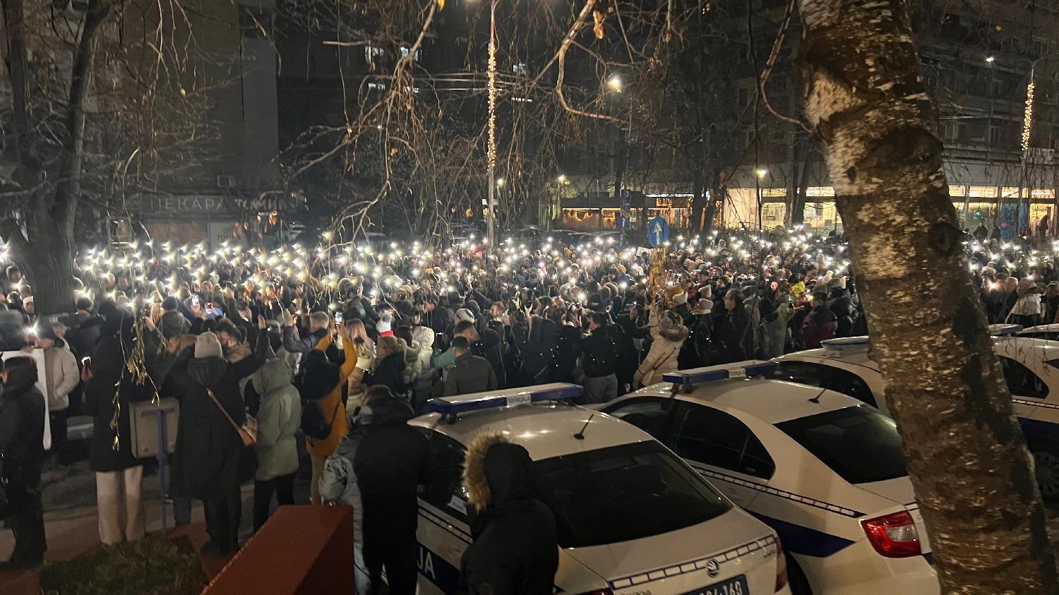 Stanje povređene studentkinje u Beogradu stabilno, podrška od Novaka Đokovića 7 Građani sa upaljenim telefonima tokom noćne šetnje u Kraljevu