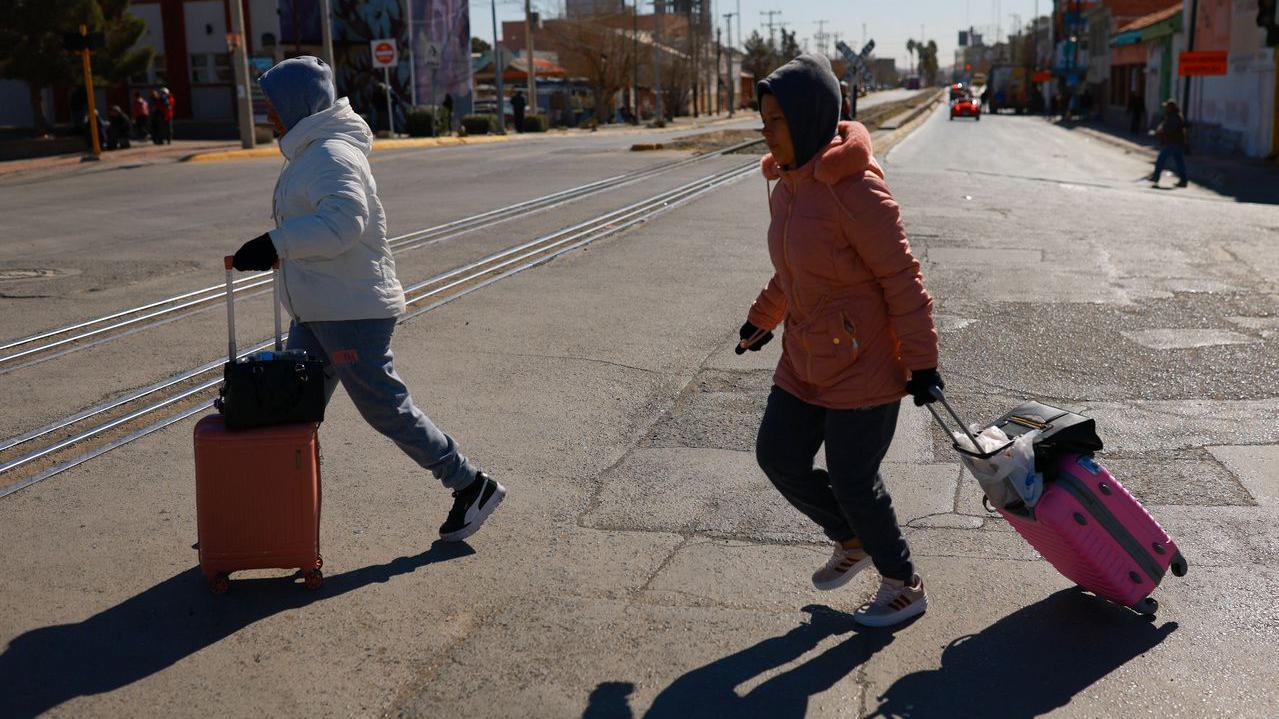 Može li Tramp da ukine državljanstvo po rođenju 1 Dva dečaka vuku kofere