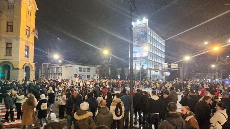 Određen pritvor vozačici koja je udarila studentkinju na protestu 7 Okupljeni protestuju u Nišu, ispred Osnovnog suda