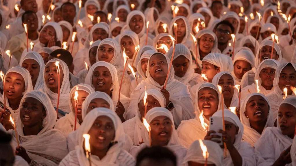 Pravoslavni hrišćani širom sveta slave Božić 7 Vernici sa svećama