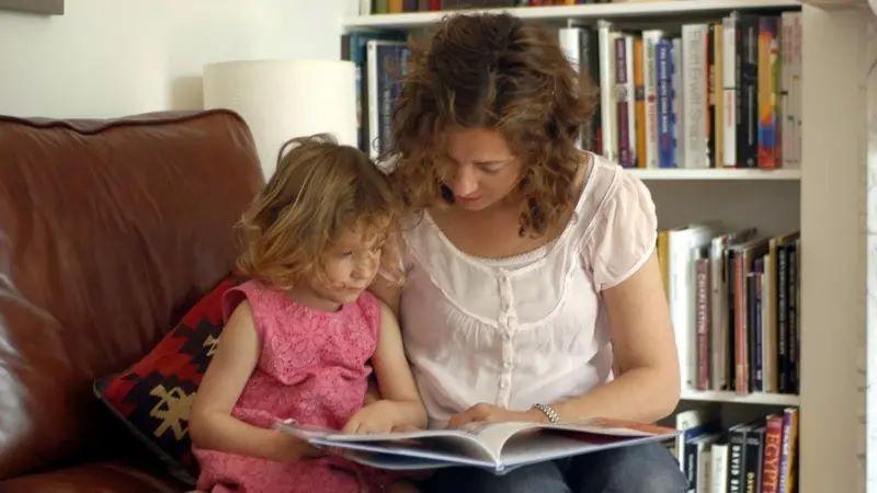 Šta za biblioteke i čitaoce znači otkup knjiga na ćirilici 3 žena i devojčica čitaju