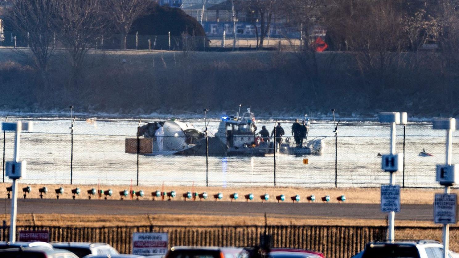 Nema preživelih u sudaru putničkog aviona i vojnog helikoptera u Vašingtonu 3 sudar aviona i helikoptera, avionska nesreća u Vašingtonu