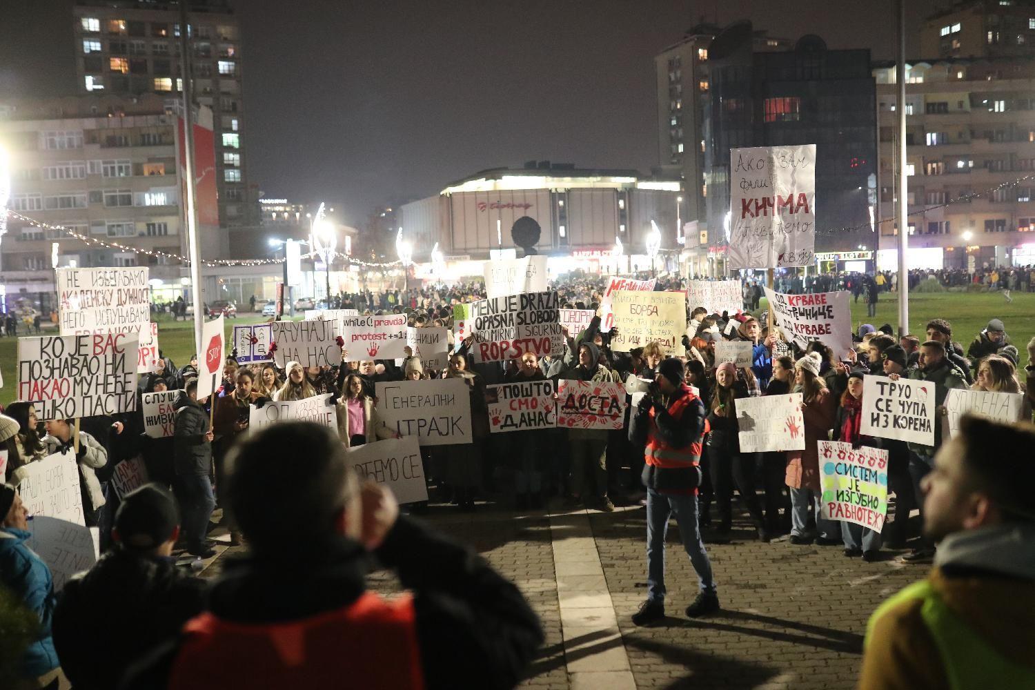 Studentkinja povređena tokom blokade u Beogradu puštena iz bolnice 10 Ljudi sa plakatima tokom noći u Kragujevcu