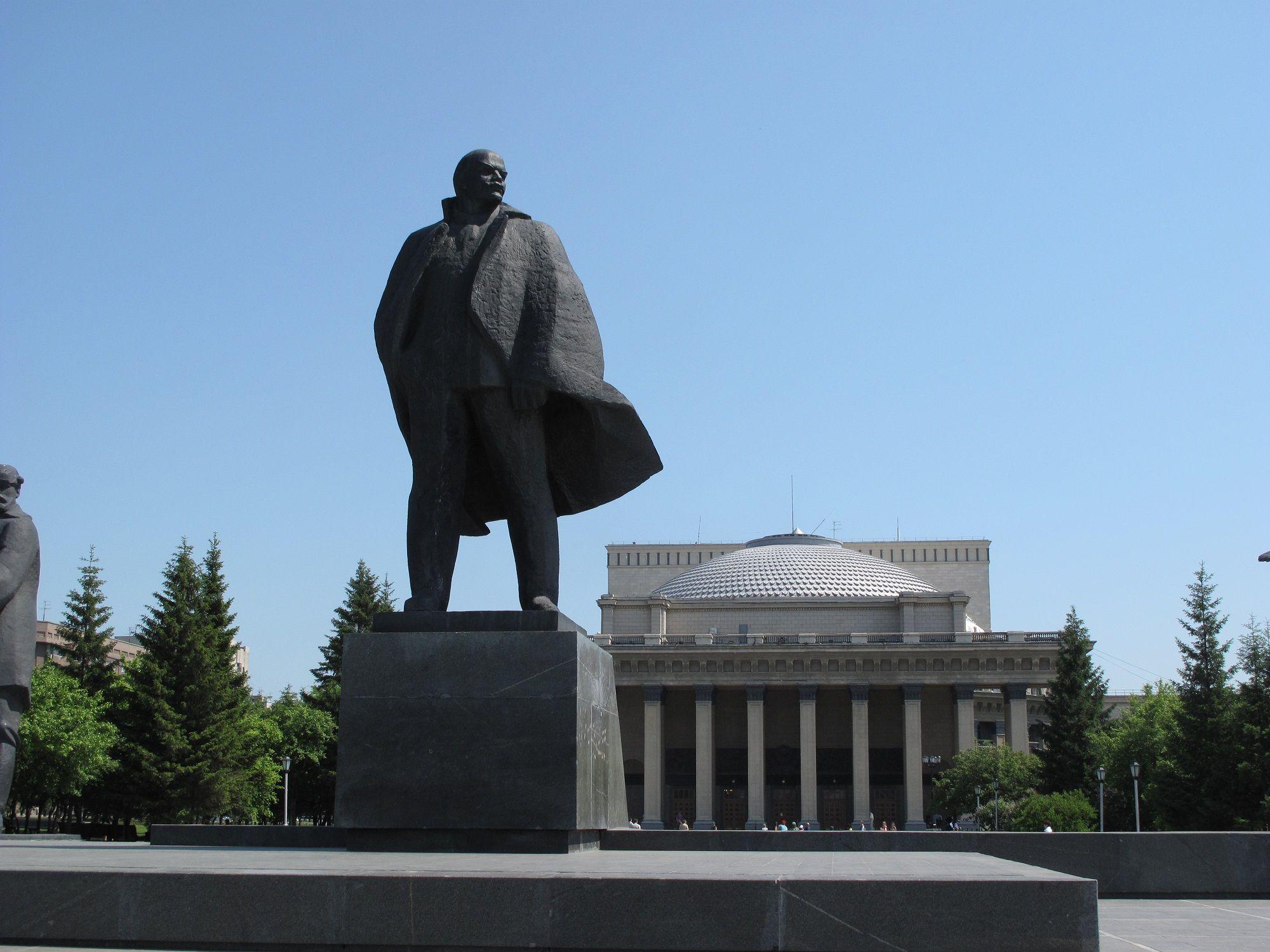 Dušan Makavejev: Filmovima rušio tabue, živeo slobodu 3 Statua Lenjina