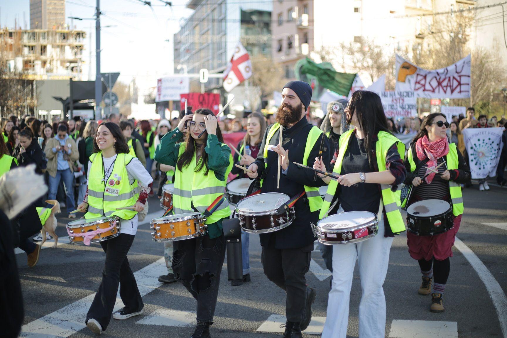 Studentska blokada Autokomande u Beogradu: 'Da institucije prorade' 17 Na čelu kolone je i grupa bubnjara i bubnjarki