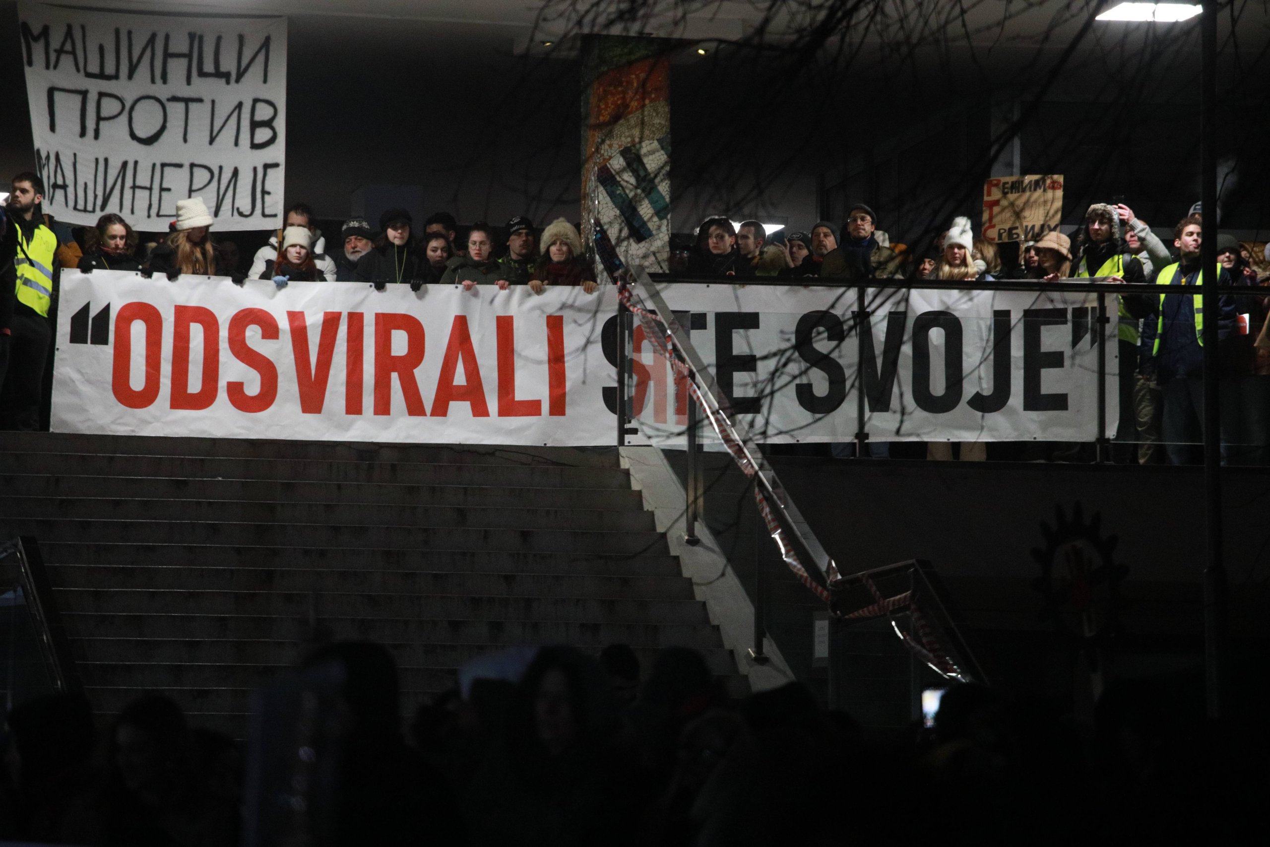 (FOTO) Protest ispred RTS-a 'Naše pravo da znamo sve' u slikama 5 (FOTO) Protest ispred RTS-a 'Naše pravo da znamo sve' u slikama 5