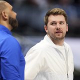 Luka Dončić proslavio pobedu Zvezde nad Monakom: Slovenac se obukao u crveno-belo pre meča sa Oklahomom (VIDEO, FOTO) 4