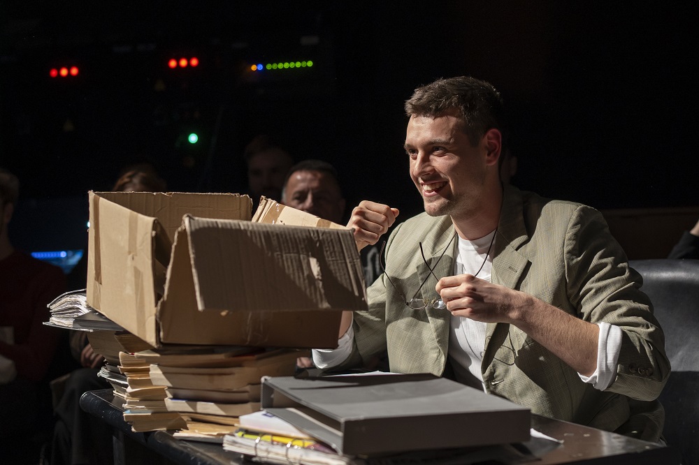 Zamak u kom se igra košarka i služi točeno pivo: Nesvakidašnja adaptacija Kafkinog dela u Češkom domu 2