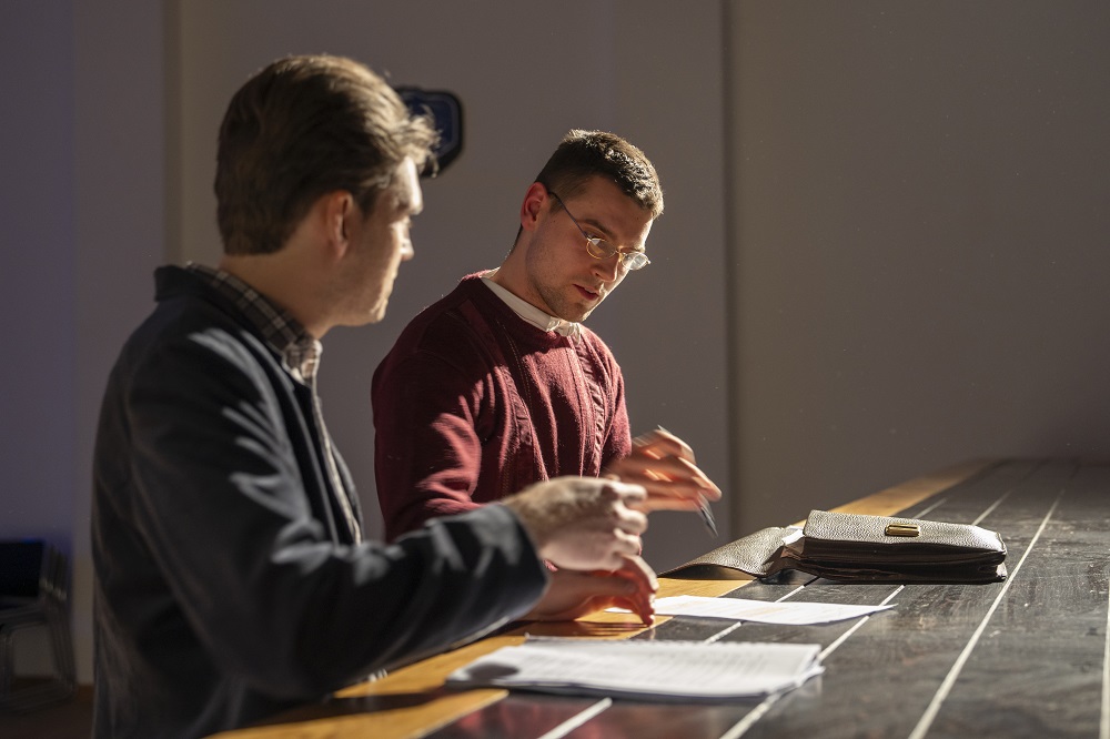 Zamak u kom se igra košarka i služi točeno pivo: Nesvakidašnja adaptacija Kafkinog dela u Češkom domu 1