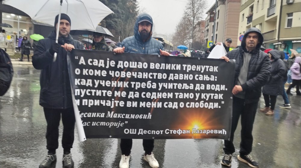 Blokirali raskrsnicu u Mirijevu: Više stotina roditelja i nastavnika osnovnih škola Pavle Savić i Despot Stefan Lazarević u generalnom štrajku 1