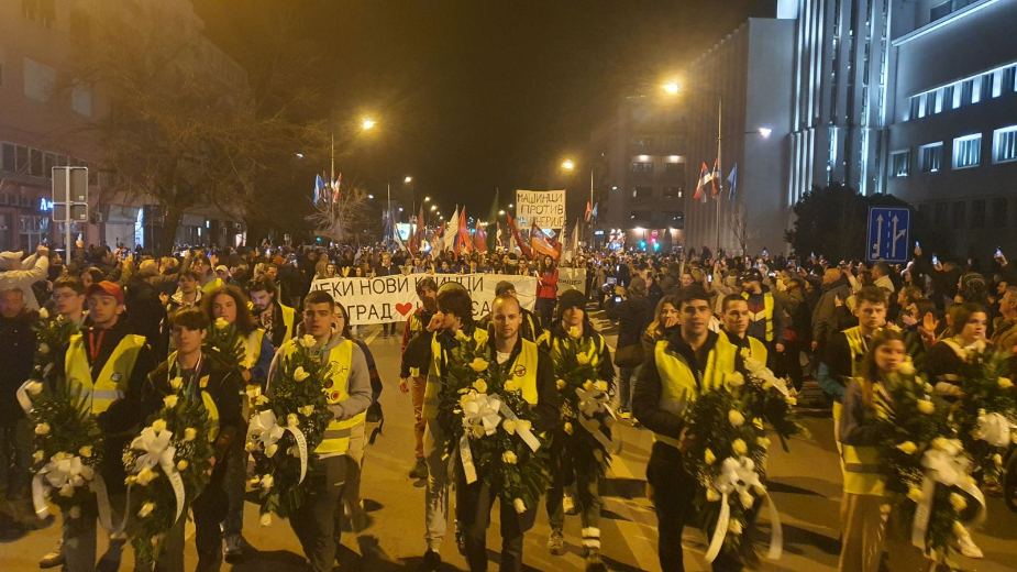 Studenti iz Beograda peške stigli u Novi Sad, odali poštu nastradalima: Noć će provesti na fakultetima, skup protekao bez incidenata (FOTO, VIDEO) 5