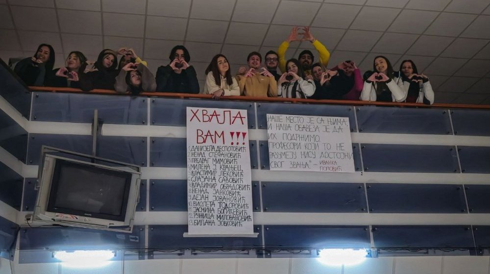 Studenti ekonomije u Kragujevcu potpuno blokirali zgradu zbog najave onlajn nastave 1