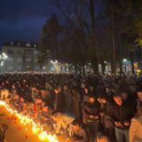 Građani pale sveće za 12 ubijenih na Cetinju 3