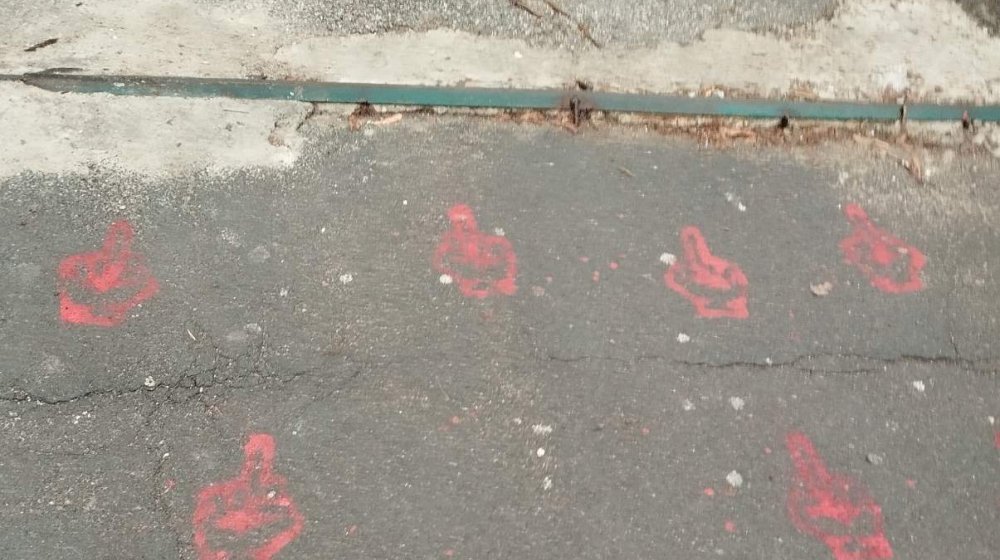 Školska dvorišta iscrtana grafitima sa srednjim prstom 1