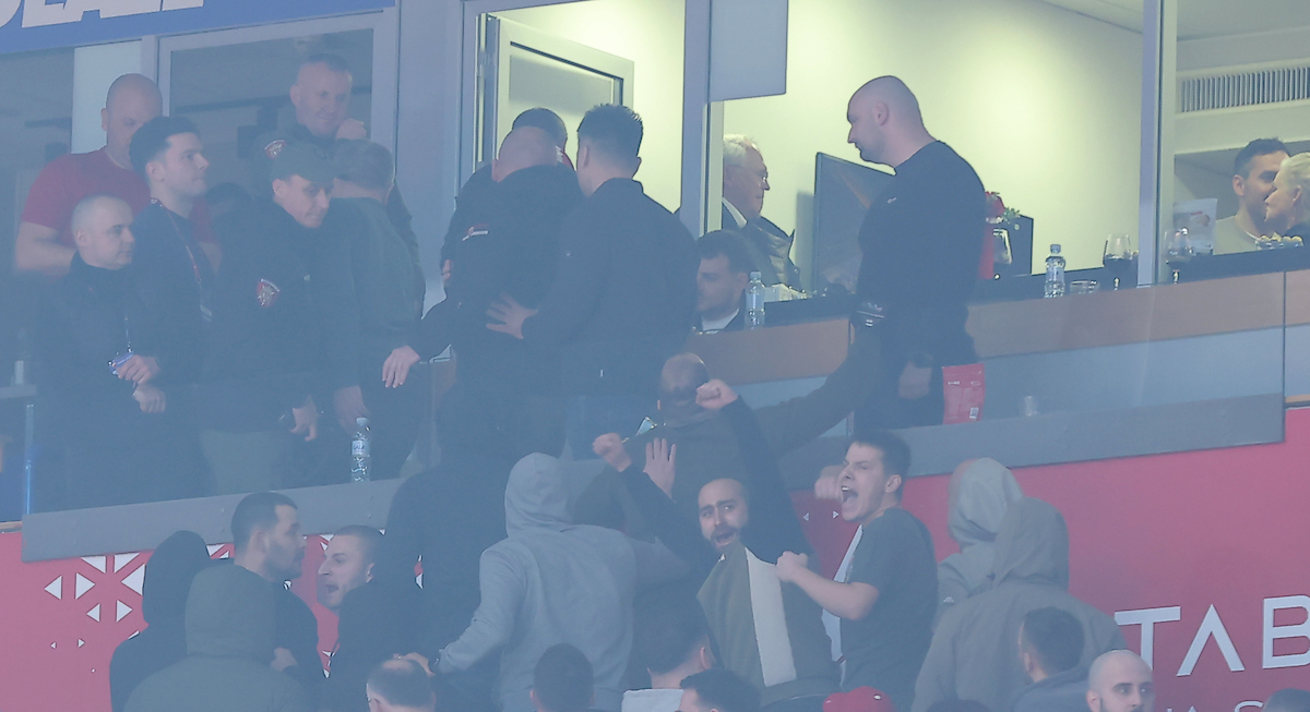 Navijači Crvene zvezde vređali američkog ambasadora, Hil napustio “Beogradsku arenu” (VIDEO, FOTO) 2