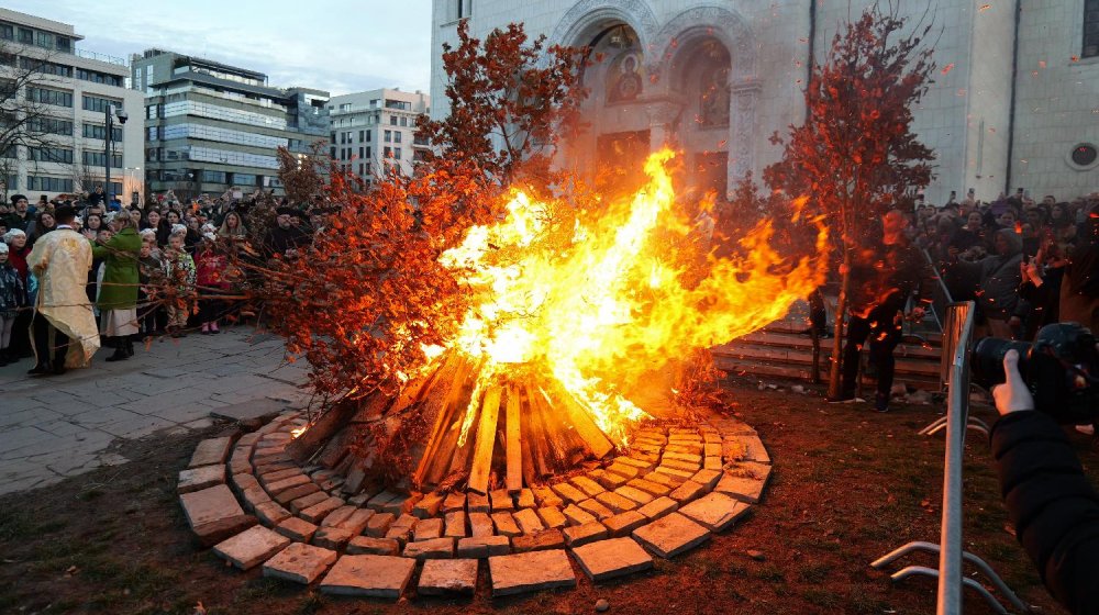 Ispred Hrama Svetog Save zapaljen badnjak (FOTO) 1