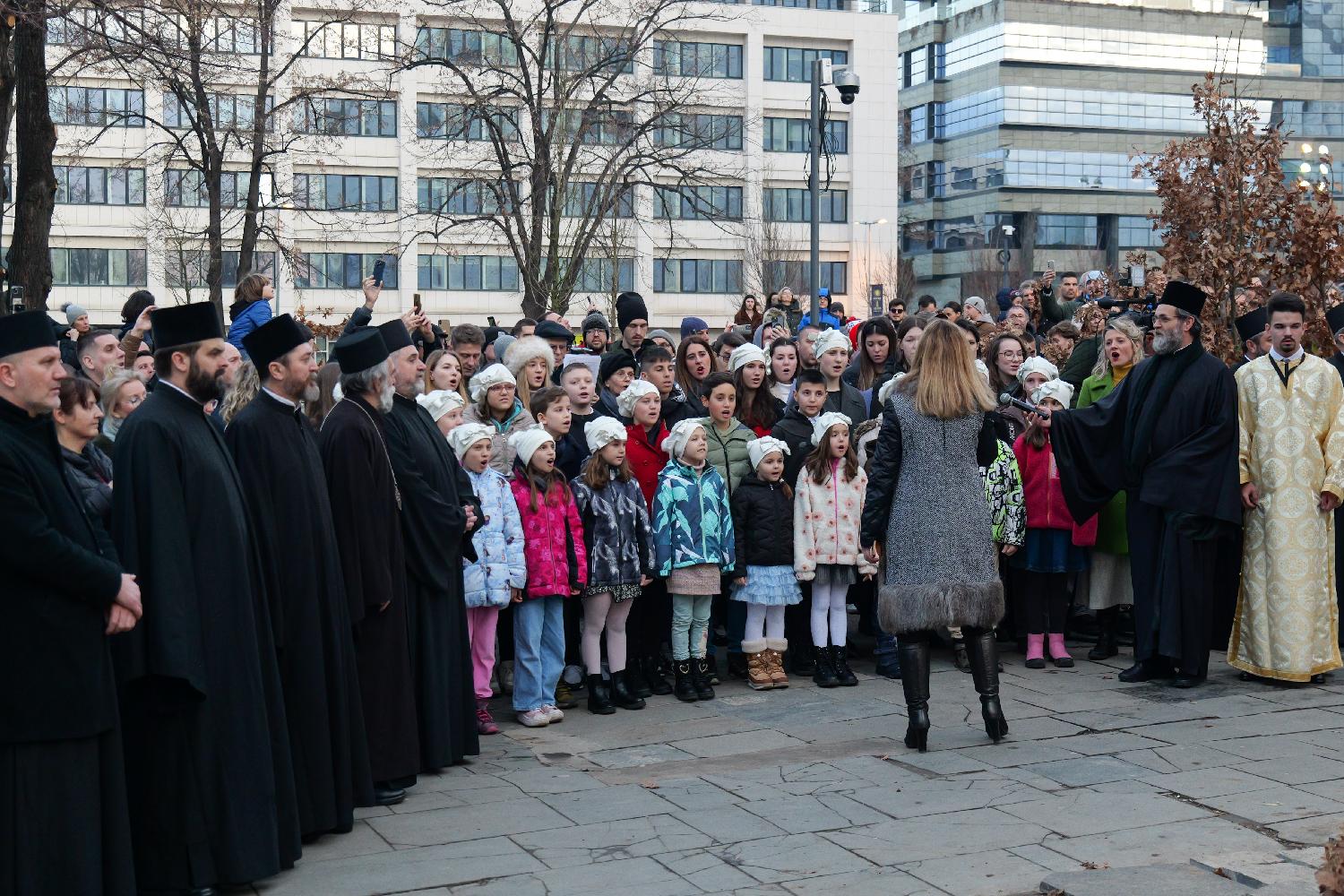 Ispred Hrama Svetog Save zapaljen badnjak (FOTO) 3 Ispred Hrama Svetog Save zapaljen badnjak (FOTO) 3