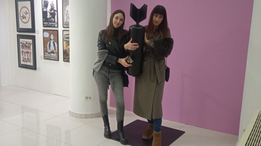 "Zagrli bombu i slikaj se": Na izložbi Benksija u Beogradu (FOTO) 1