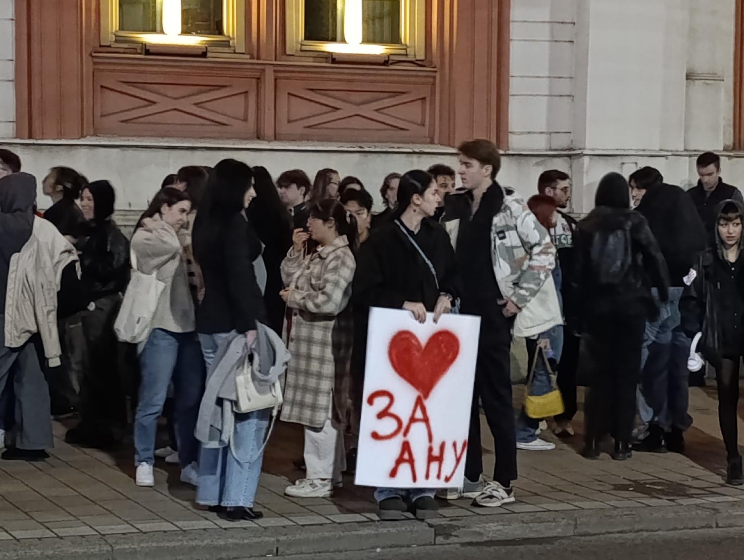 Završen protest na Studentskom trgu u Beogradu zbog napada na studente u Novom Sadu (FOTO/VIDEO) 5