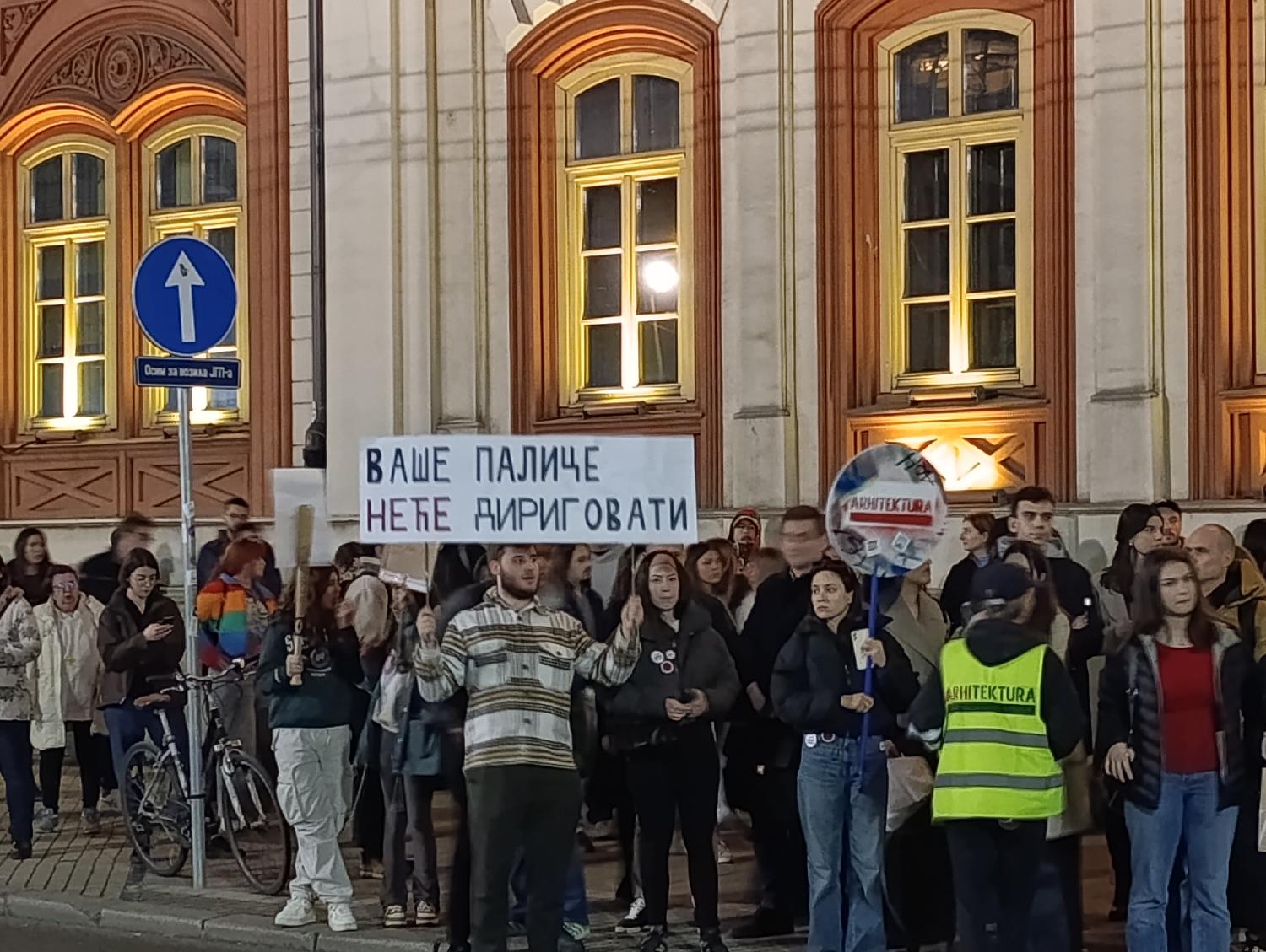 Završen protest na Studentskom trgu u Beogradu zbog napada na studente u Novom Sadu (FOTO/VIDEO) 2