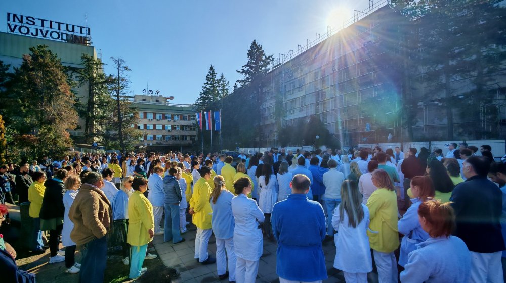 Novi Sad zastao na 15 minuta: Građani zaustavljali vozila i gde nije bilo blokada 2 Novi Sad zastao na 15 minuta: Građani zaustavljali vozila i gde nije bilo blokada 2