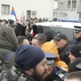 Sukobili se građani i funkcioneri SDS-a sa policijom zbog hapšenja gradonačelnika Bijeljine (VIDEO) 3