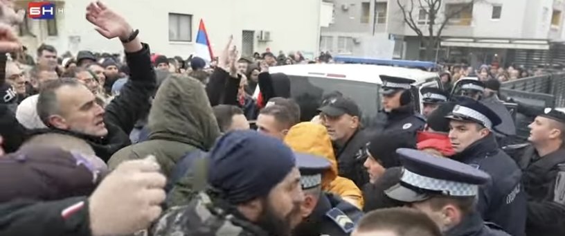 Sukobili se građani i funkcioneri SDS-a sa policijom zbog hapšenja gradonačelnika Bijeljine (VIDEO) 1
