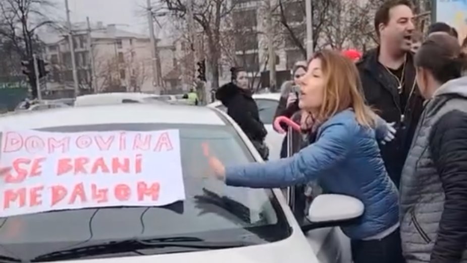 Incident na Trošarini: Kolima pokušao da probije blokadu (VIDEO) 1